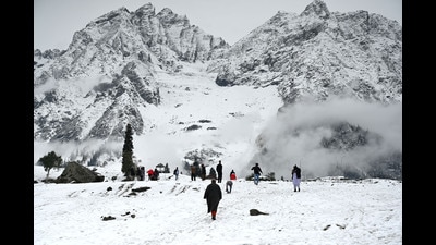 Tourists enjoying after snowfall in Sonamarg, approximately 90km from Srinagar, on Tuesday. (Waseem Andrabi/HT) Tourists enjoying after snowfall in Sonamarg, approximately 90km from Srinagar, on Tuesday. (Waseem Andrabi/HT)