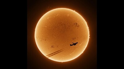 This viral pic of an aeroplane flying in front of the Sun has mesmerised people. (Reddit/@Ethan_Roberts123) This viral pic of an aeroplane flying in front of the Sun has mesmerised people. (Reddit/@Ethan_Roberts123)