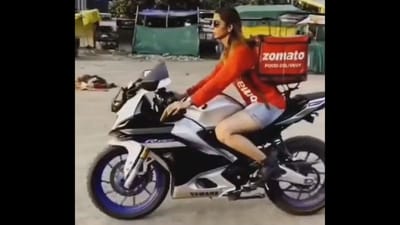 Woman pretending to be a Zomato delivery agent. (X/@rajivmehta19) Woman pretending to be a Zomato delivery agent. (X/@rajivmehta19)