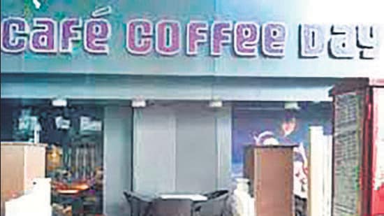 While FDA continues its drive, it has granted permission to Bademiya in Colaba and Mumbai Darbar in Mahim to reopen after the eateries submitted compliance documents and proof and their premises were re-inspected. The city has 18,481 registered eateries while FDA has only 13 food safety officers against its requirement of 49 (HT PHOTO)