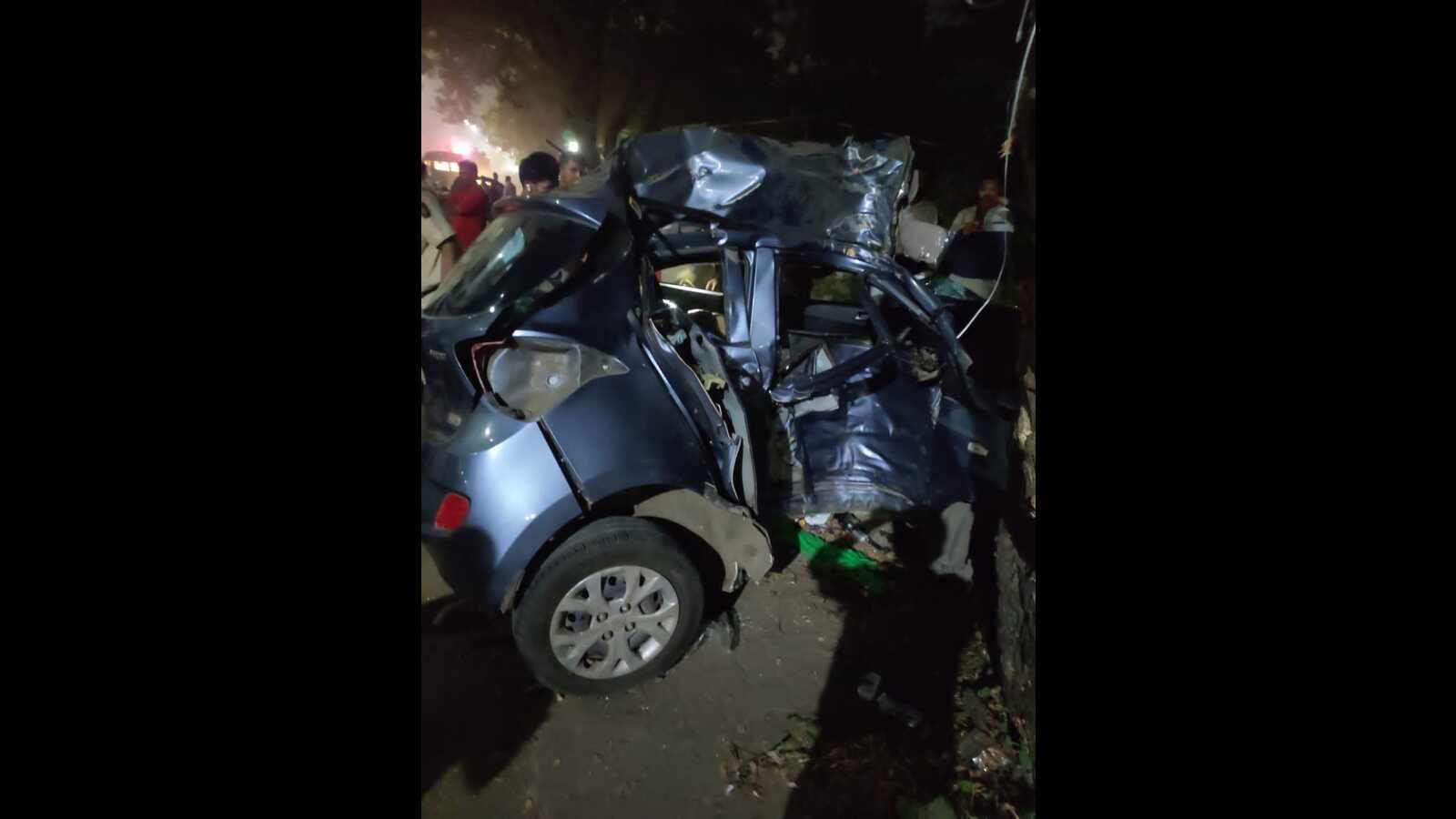 Two teen dead as car rams into a tree in Ambernath | Mumbai news