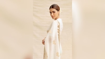 She accessorised her elegant look with a pair of oversized gold statement earrings, bangles adorning her wrists and a pair of white pearl-studded juttis. (Instagram/@sukritigrover) She accessorised her elegant look with a pair of oversized gold statement earrings, bangles adorning her wrists and a pair of white pearl-studded juttis. (Instagram/@sukritigrover)