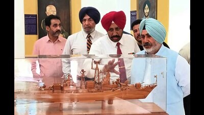 Cabinet minister Chetan Singh Jauramajra with others during a felicitation ceremony at Maharaja Ranjit Singh War Museum in Ludhiana. (ht photo) Cabinet minister Chetan Singh Jauramajra with others during a felicitation ceremony at Maharaja Ranjit Singh War Museum in Ludhiana. (ht photo)