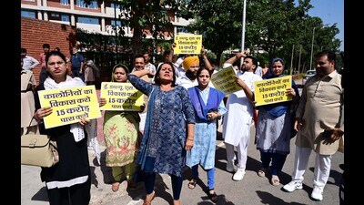 Chandigarh AAP party protesting outside secretariat building Sector 9 in Chandigarh on Wednesday. (Keshav Singh/HT) Chandigarh AAP party protesting outside secretariat building Sector 9 in Chandigarh on Wednesday. (Keshav Singh/HT)