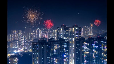 Fireworks over Mumbai. (Pratik Chorge/HT PHOTO)