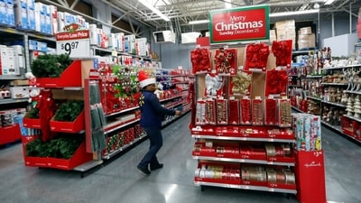 An employee checks on a Christmas display at a Walmart store in Chicago, Illinois, U.S. November 23, 2016. (REUTERS)