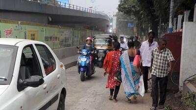 Metro workboards and barricades have also been installed on footpaths, obstructing the existing walkways. (Rahul Raut/HT PHOTO) Metro workboards and barricades have also been installed on footpaths, obstructing the existing walkways. (Rahul Raut/HT PHOTO)
