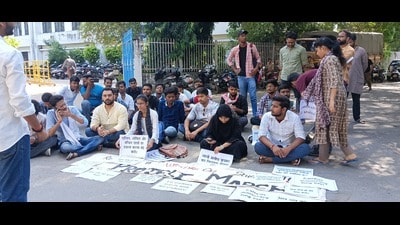Students at a AISA, NSUI joint protest at LU on Wednesday (HT Photo)
