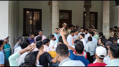 Students raised slogans against the university administration, demanding that the varsity should provide them with basic amenities. (HT PHOTO)