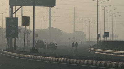 The overall air quality in the national capital continued to remain in the 'moderate' category on Wednesday. (HT ) The overall air quality in the national capital continued to remain in the 'moderate' category on Wednesday. (HT )