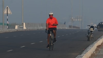 As of 9 am on Wednesday, the Air Quality Index (AQI) in Delhi was categorized as 'moderate,' and the minimum temperature stood at 17.3 degrees Celsius, slightly below the usual range, according to officials. (HT Photo/Vipin Kumar) As of 9 am on Wednesday, the Air Quality Index (AQI) in Delhi was categorized as 'moderate,' and the minimum temperature stood at 17.3 degrees Celsius, slightly below the usual range, according to officials. (HT Photo/Vipin Kumar)