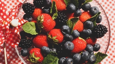 Berries: Strawberries, blueberries, and raspberries are low in calories and high in antioxidants. These flavourful fruits provide essential vitamins and minerals, while helping to satiate sweet cravings without causing significant spikes in blood sugar levels. (Pexels) Berries: Strawberries, blueberries, and raspberries are low in calories and high in antioxidants. These flavourful fruits provide essential vitamins and minerals, while helping to satiate sweet cravings without causing significant spikes in blood sugar levels. (Pexels)