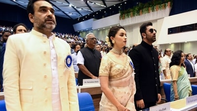 Pankaj Tripathi, Ranbir Kapoor and Alia Bhatt stand for the National Anthem as the 69th National Film Awards begin at Vigyan Bhawan in Delhi on Tuesday. Ranbir was accompanying Alia who won the Best Actress award for Gangubai Kathiawadi. (ANI) Pankaj Tripathi, Ranbir Kapoor and Alia Bhatt stand for the National Anthem as the 69th National Film Awards begin at Vigyan Bhawan in Delhi on Tuesday. Ranbir was accompanying Alia who won the Best Actress award for Gangubai Kathiawadi. (ANI)