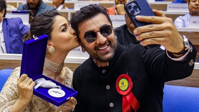 Alia Bhatt kisses husband Ranbir Kapoor as she poses with her first National Film Award at the ceremony. Ranbir was playing the supportive husband for Alia at the event and even clicked her pictures as she received the award. (PTI) Alia Bhatt kisses husband Ranbir Kapoor as she poses with her first National Film Award at the ceremony. Ranbir was playing the supportive husband for Alia at the event and even clicked her pictures as she received the award. (PTI)