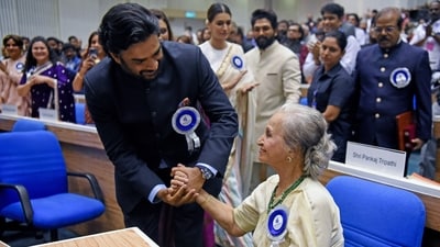 Waheeda Rehman got emotional when as her Dadasaheb Phalke Award was announced. R Madhavan came to cheer her up and the entire audience stood up in her honour. (ANI) Waheeda Rehman got emotional when as her Dadasaheb Phalke Award was announced. R Madhavan came to cheer her up and the entire audience stood up in her honour. (ANI)