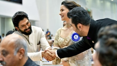 Allu Arjun and Ranbir Kapoor shake hands while Alia Bhatt laughs at the National Film Awards. Allu won Best Actor for Pushpa while Alia took home the Best Actress award for Gangubai Kathiawadi. (ANI) Allu Arjun and Ranbir Kapoor shake hands while Alia Bhatt laughs at the National Film Awards. Allu won Best Actor for Pushpa while Alia took home the Best Actress award for Gangubai Kathiawadi. (ANI)