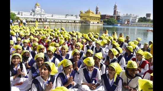 As many as 35,000 schoolchildren took a pledge to stay away from drugs and live a healthy life. (Sameer Sehgal/HT)