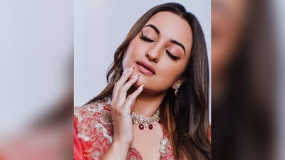 Assisted by makeup artist Heema Dattani, Sonakshi donned nude eyeshadow, winged eyeliner, mascara coated lashes, darkened brows, rosy cheeks, glowing highlighter, dewy base and a shade of nude lipstick. (Instagram/@aslisona) Assisted by makeup artist Heema Dattani, Sonakshi donned nude eyeshadow, winged eyeliner, mascara coated lashes, darkened brows, rosy cheeks, glowing highlighter, dewy base and a shade of nude lipstick. (Instagram/@aslisona)