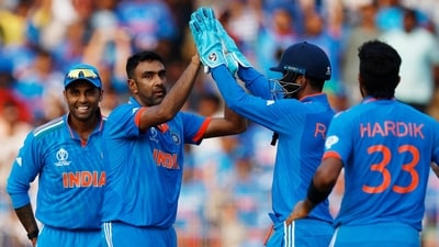 Ashwin (second left) celebrates with India teammates (REUTERS)