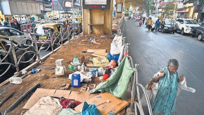 Mumbai, India - Oct. 19, 2023: Encroachment below JJ Bridge at Masjid Bunder in Mumbai, India, on Thursday, October 19, 2023. (Photo by Anshuman Poyrekar/ Hindustan Times) (Hindustan Times)