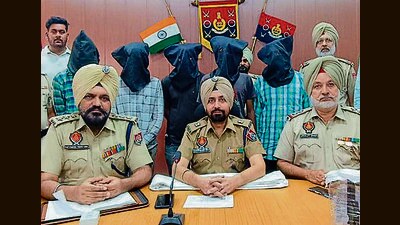 SSP Navneet Singh Bains giving details about the arrest of the gang members in Ludhiana. (ht photo)