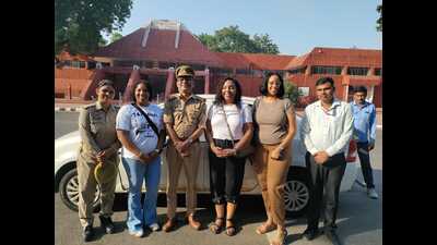 Three women tourists from US welcomed by Taj Security police during their visit at Taj Mahal on Thursday. (HT PHOTO) Three women tourists from US welcomed by Taj Security police during their visit at Taj Mahal on Thursday. (HT PHOTO)