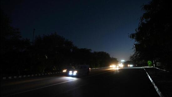A dark patch on Nelson Mandela Marg on Wednesday. (Sanchit Khanna/HT Photo)