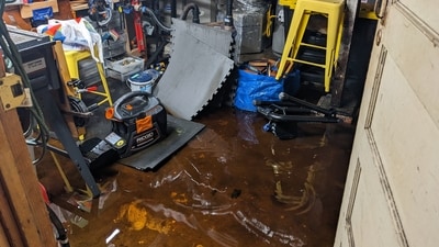 Flooding in the woman's home (X(formerly Twitter)/@ErikaCoaches) Flooding in the woman's home (X(formerly Twitter)/@ErikaCoaches)