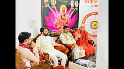 Akhil Bharatiya Sant Samiti general secretary Swami Jitendranand Saraswati and others at a press conference in Varanasi. (HT photo)