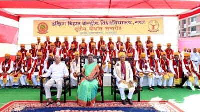 President Droupadi Murmu and Bihar Governor Rajendra Vishwanath Arlekar during the 3rd convocation function of South Bihar Central University in Gaya on Friday. (HT) President Droupadi Murmu and Bihar Governor Rajendra Vishwanath Arlekar during the 3rd convocation function of South Bihar Central University in Gaya on Friday. (HT)