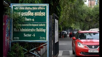 The Noida authority has decided to open for public half of the six-lane Bhangel elevated road by February-end next year with an aim to provide smooth connectivity to thousands of the commuters. (HT PHOTO)