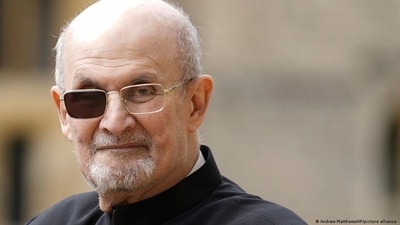 Salman Rushdie appears at the Frankfurt Book Fair only 14 months after being stabbed at a public reading. (DW/Andrew Matthews/AP/picture alliance ) Salman Rushdie appears at the Frankfurt Book Fair only 14 months after being stabbed at a public reading. (DW/Andrew Matthews/AP/picture alliance )
