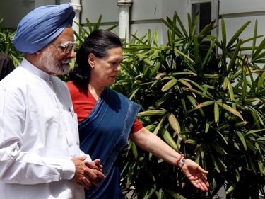 Sonia Gandhi with Manmohan Singh when she was UPA chairperson and he was PM. (HT File Photo)