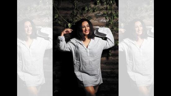 Divya is listening to Madhubala by Amit Trivedi, Rimjhim Gire Saawan by Pancham Da, Love Me For A Reason by Boyzone.