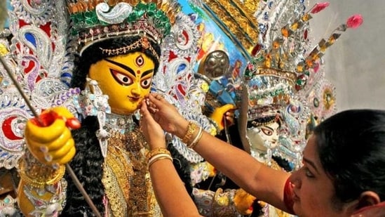 On Ashtami Tithi, people pray to Goddess Mahagauri, celebrate Kanya Puja or Kumari Puja, and perform the legendary Sandhi Puja. (HT Photo)