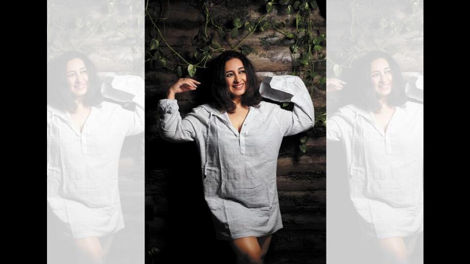 Divya is listening to Madhubala by Amit Trivedi, Rimjhim Gire Saawan by Pancham Da, Love Me For A Reason by Boyzone.