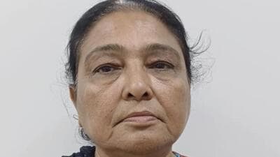 Woman who stole from jewellery shops in city posing as customer held from Ahmedabad Woman who stole from jewellery shops in city posing as customer held from Ahmedabad