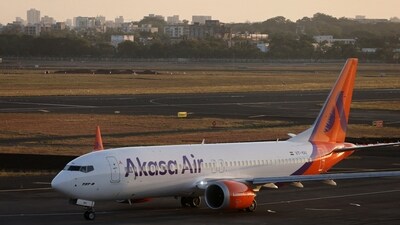 An Akasa Air passenger aircraft taxis on the tarmac at Chhatrapati Shivaji International Airport in Mumbai (File/ REUTERS)