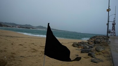 Hurricane Norma: A black flag waves in the wind, signaling a closed beach, prior the arrival of the hurricane Norma in Cabo San Lucas, Mexico. (AP) Hurricane Norma: A black flag waves in the wind, signaling a closed beach, prior the arrival of the hurricane Norma in Cabo San Lucas, Mexico. (AP)
