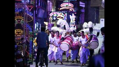 Dhakis from West Bengal swarm Lucknow during Durga Puja season in search of better employment (HT Photo) Dhakis from West Bengal swarm Lucknow during Durga Puja season in search of better employment (HT Photo)