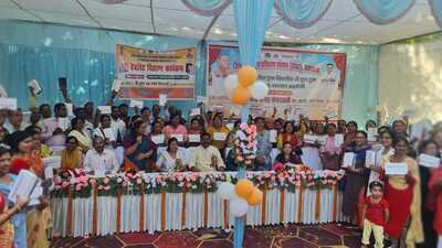 Government primary school teachers showing the tablets distributed to them at DIET in Prayagraj on October 20. (HT photo) Government primary school teachers showing the tablets distributed to them at DIET in Prayagraj on October 20. (HT photo)
