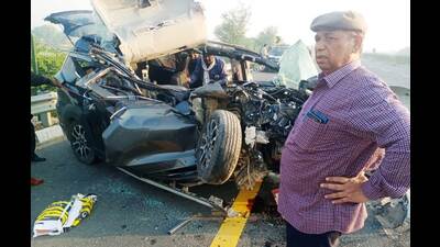 Mangled remains of the car on Agra Lucknow expressway (ht photo)