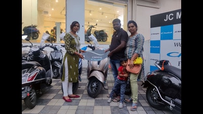 Two-wheelers are the top preference followed by four-wheelers, buses and rickshaws. (RAHUL RAUT. HT PHOTO) Two-wheelers are the top preference followed by four-wheelers, buses and rickshaws. (RAHUL RAUT. HT PHOTO)