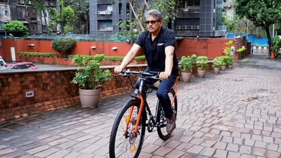 Anand Mahindra rides the Hornback X1 foldable e-bike (X/Anand Mahindra) Anand Mahindra rides the Hornback X1 foldable e-bike (X/Anand Mahindra)
