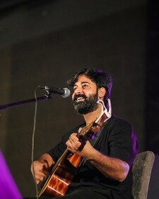 Sunil Kumar Gurjar aka Rahgir interprets life in his piercing philosophical lyrics. Sunil Kumar Gurjar aka Rahgir interprets life in his piercing philosophical lyrics.