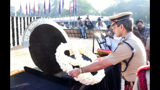 Punjab director general of police Gaurav Yadav pays tributes. (HT photo)