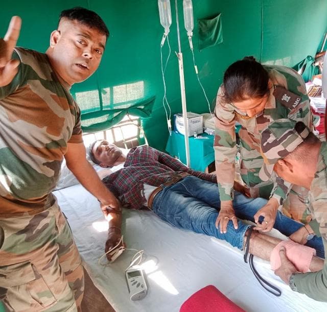 Army medics treating snakebite victim in Jaisalmer. (HQS SOUTHERN COMMAND) Army medics treating snakebite victim in Jaisalmer. (HQS SOUTHERN COMMAND)