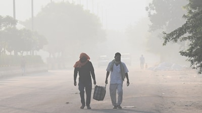 Commuters out on a smoggy morning amid rising air pollution levels (Hindustan Times) Commuters out on a smoggy morning amid rising air pollution levels (Hindustan Times)