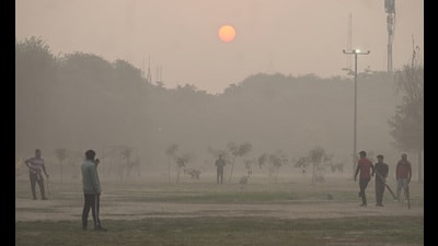 A layer of haze at a park in Dwarka, New Delhi, on Sunday. (Vipin Kumar/HT Photo) A layer of haze at a park in Dwarka, New Delhi, on Sunday. (Vipin Kumar/HT Photo)