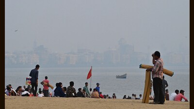 A thick blanket of smog was seen over the city skyline at Girgoan Chowphaty on Sunday. (Anshuman Poyrekar/ HT Photo) A thick blanket of smog was seen over the city skyline at Girgoan Chowphaty on Sunday. (Anshuman Poyrekar/ HT Photo)